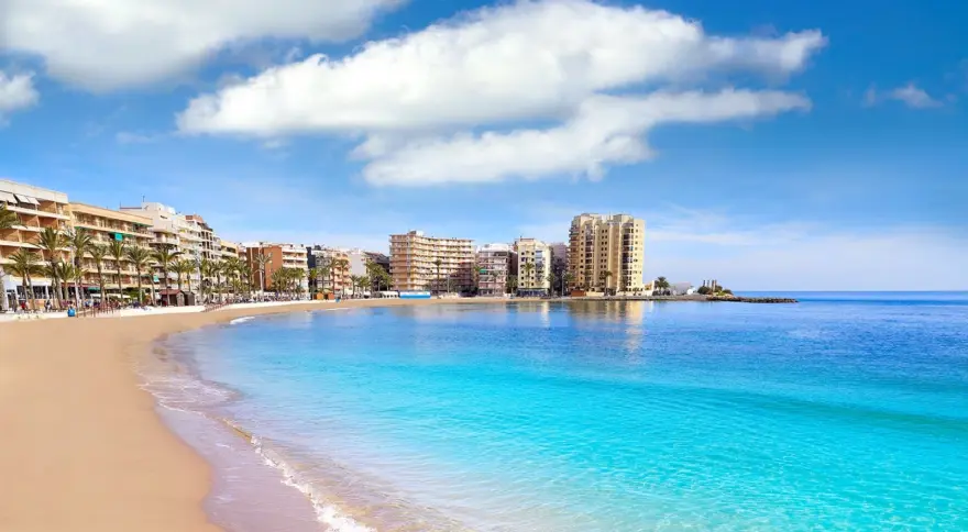 Sandstrand och turkost hav i Torrevieja