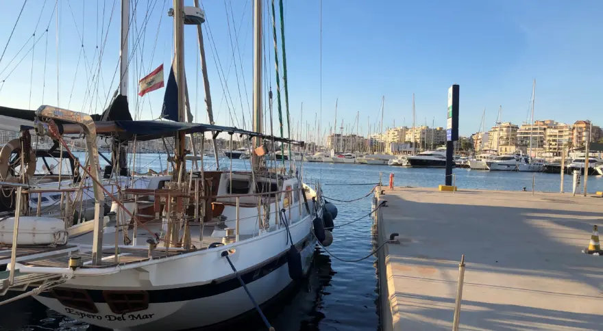 Segelbåt i småbåtshamnen i Torrevieja