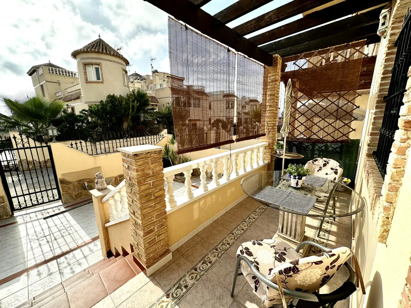 Veranda med sittgrupp vid Casa Almendros